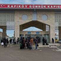 איראנים, ממתינים לאחר חציית תחנת הגבול קפיקוי בין טורקיה לאיראן | AP/Serra Yedikardes