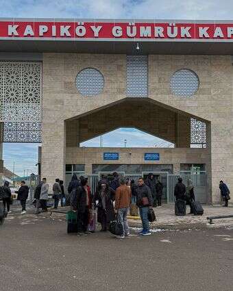 איראנים, ממתינים לאחר חציית תחנת הגבול קפיקוי בין טורקיה לאיראן | AP/Serra Yedikardes