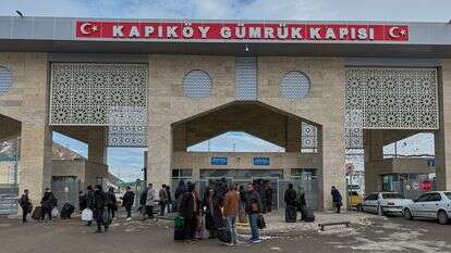 איראנים, ממתינים לאחר חציית תחנת הגבול קפיקוי בין טורקיה לאיראן | AP/Serra Yedikardes