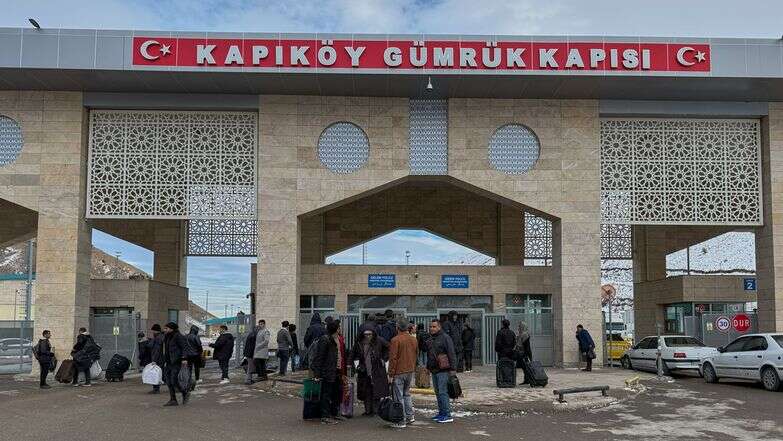 איראנים, ממתינים לאחר חציית תחנת הגבול קפיקוי בין טורקיה לאיראן | AP/Serra Yedikardes