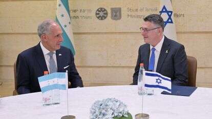 שר החוץ סער ונשיא הונדורס | צילום: שלומי אמסלם, לע"מ