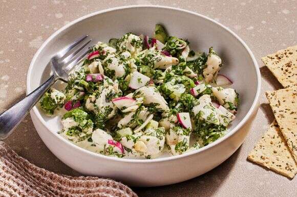 צנוניות אביביות טריות מוסיפות פריכות צבעונית לסלטים | ג'סטין טסוקאלאס סטיילינג: ליסה צ'רקסקי עבור הוושינגטון פוסט צנוניות אביביות טריות מוסיפות פריכות צבעונית לסלטים | ג'סטין טסוקאלאס סטיילינג: ליסה צ'רקסקי עבור הוושינגטון פוסט