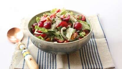 סלט חסה ודובדבנים | אפרת ליכטנשטט