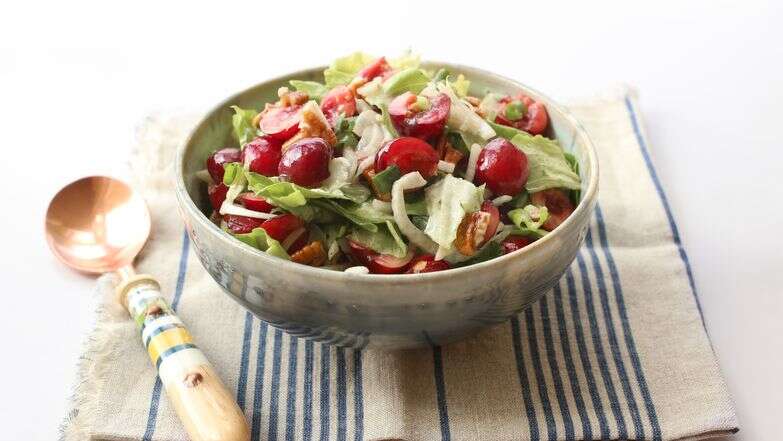 סלט חסה ודובדבנים | אפרת ליכטנשטט