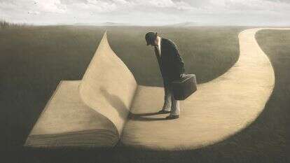 כל חשיבה עצמאית בעתיד היא רק קומה נוספת על גבי הנחות היסוד שקיבל מן החברה | שאטרסטוק