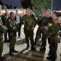 הרמטכ"ל אייל זמיר במפקדת פיקוד העורף, עם מפקד פיקוד העורף, אלוף שי קלפר ומפקדים נוספים בפיקוד. | דובר צה"ל