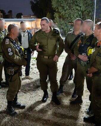 הרמטכ"ל אייל זמיר במפקדת פיקוד העורף, עם מפקד פיקוד העורף, אלוף שי קלפר ומפקדים נוספים בפיקוד. | דובר צה"ל