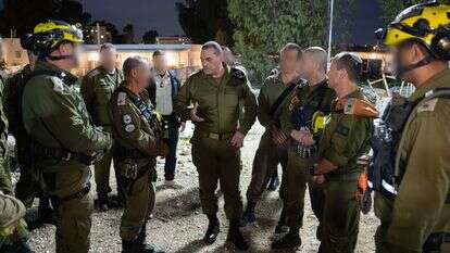 הרמטכ"ל אייל זמיר במפקדת פיקוד העורף, עם מפקד פיקוד העורף, אלוף שי קלפר ומפקדים נוספים בפיקוד. | דובר צה"ל