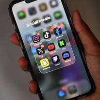 רשתות חברתיות בטלפון הנייד | סעיד חאן / AFP