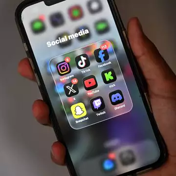 רשתות חברתיות בטלפון הנייד | סעיד חאן / AFP