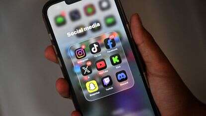 רשתות חברתיות בטלפון הנייד | סעיד חאן / AFP