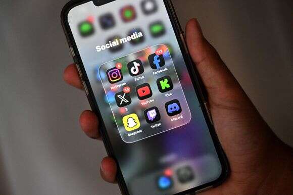 רשתות חברתיות בטלפון הנייד | סעיד חאן / AFP