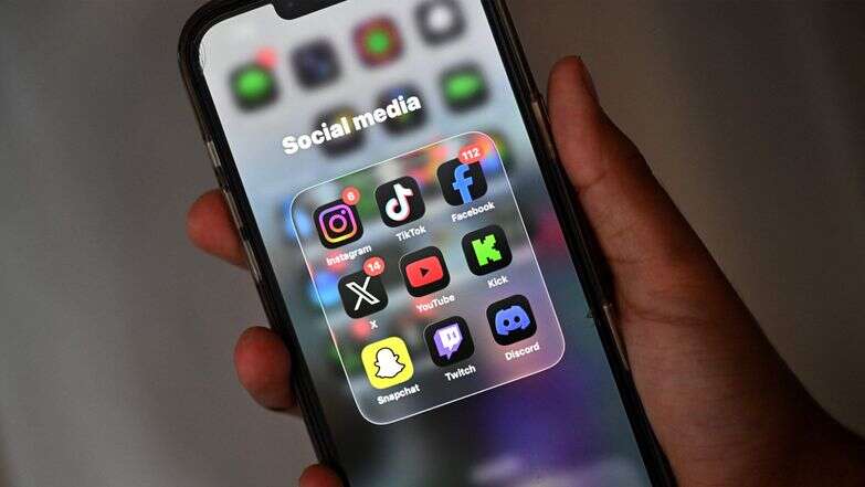רשתות חברתיות בטלפון הנייד | סעיד חאן / AFP
