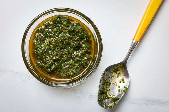 רוטב עשבי תיבול עוצמתי, בדומה לצ'ימיצ'ורי, משדרג את המנה | מרווין ג'וזף/הוושינגטון פוסט; סטיילינג: קרולין רוב