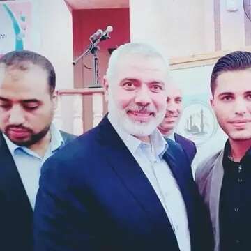 מוהנד אלח'טיב לצד מנהיג חמאס לשעבר, אסמעיל הנייה | באדיבות JNS