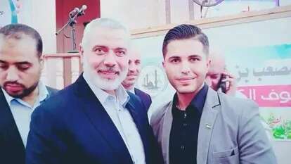 מוהנד אלח'טיב לצד מנהיג חמאס לשעבר, אסמעיל הנייה | באדיבות JNS