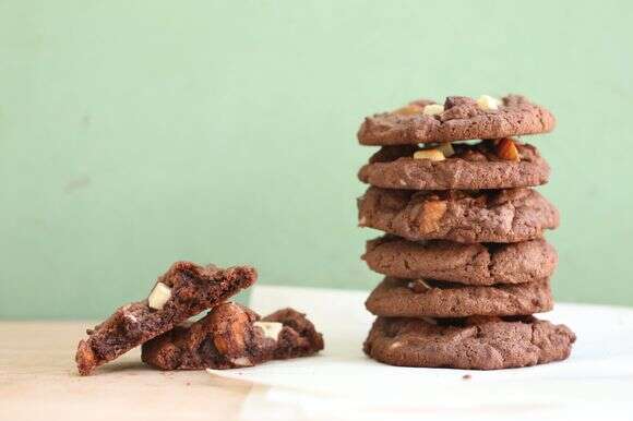 עוגיות שוקולד־שוקולד צ׳יפס עם מרכז צ׳ואי ומעטפת פריכה | אפרת ליכטנשטט