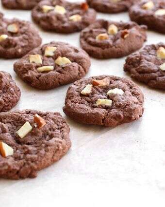 עוגיות שוקולד־שוקולד צ׳יפס עם מרכז צ׳ואי ומעטפת פריכה | אפרת ליכטנשטט עוגיות שוקולד־שוקולד צ׳יפס עם מרכז צ׳ואי ומעטפת פריכה | אפרת ליכטנשטט