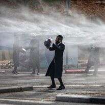 חרדים בירושלים נגד ניתוח הגופות של הפעוטות שנפטרו בפעוטון | חיים גולדברג, םלאש 90