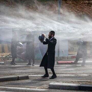 חרדים בירושלים נגד ניתוח הגופות של הפעוטות שנפטרו בפעוטון | חיים גולדברג, םלאש 90