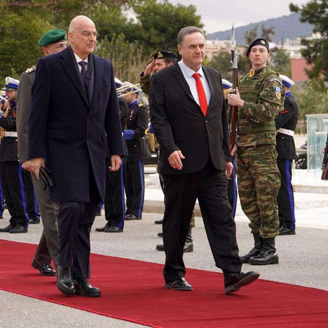 שר הביטחון כ"ץ ועמיתו היווני | צילום: אריאל חרמוני, משרד הביטחון