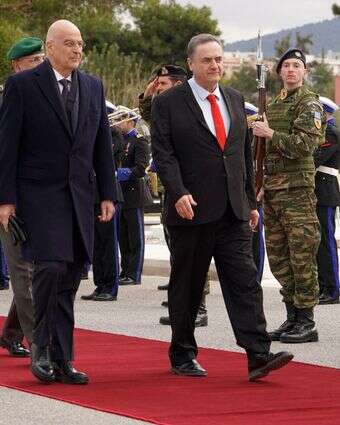 שר הביטחון כ"ץ ועמיתו היווני | צילום: אריאל חרמוני, משרד הביטחון