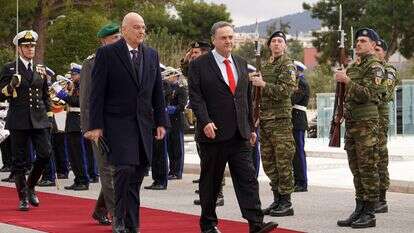 שר הביטחון כ"ץ ועמיתו היווני | צילום: אריאל חרמוני, משרד הביטחון