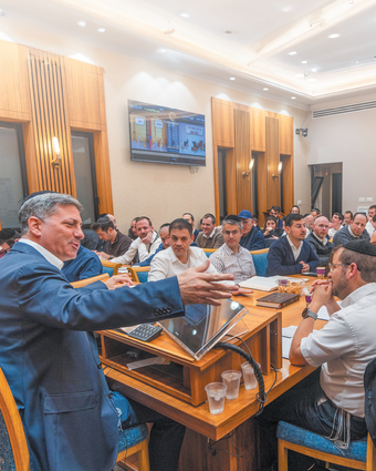 מעביר דף | יוסי אלוני