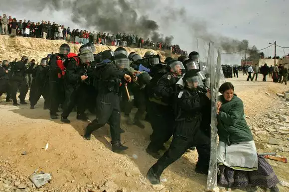 התמונה המפורסמת של הנערה מעמונה, זוכת הפוליצר | עודד בלילטי, AP