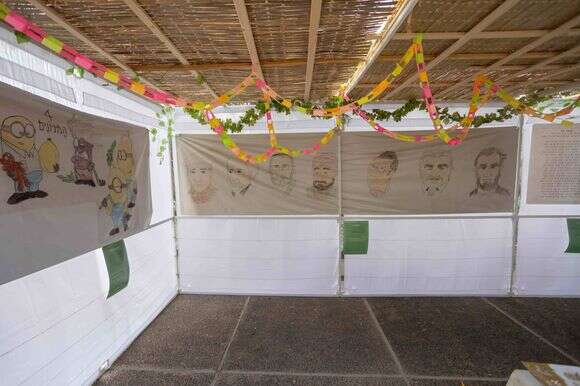 איורי הסוכה של איל, שהוצגו השנה ב"סוכת זיכרון" במוזיאון ישראל | דור פזואלו