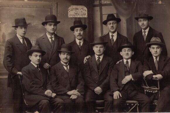 "אגודת נואמים צעירים" של תלמידי ישיבת סלבודקה בליטא, חנוכה תרע"ח (1917) "אגודת נואמים צעירים" של תלמידי ישיבת סלבודקה בליטא, חנוכה תרע"ח (1917)