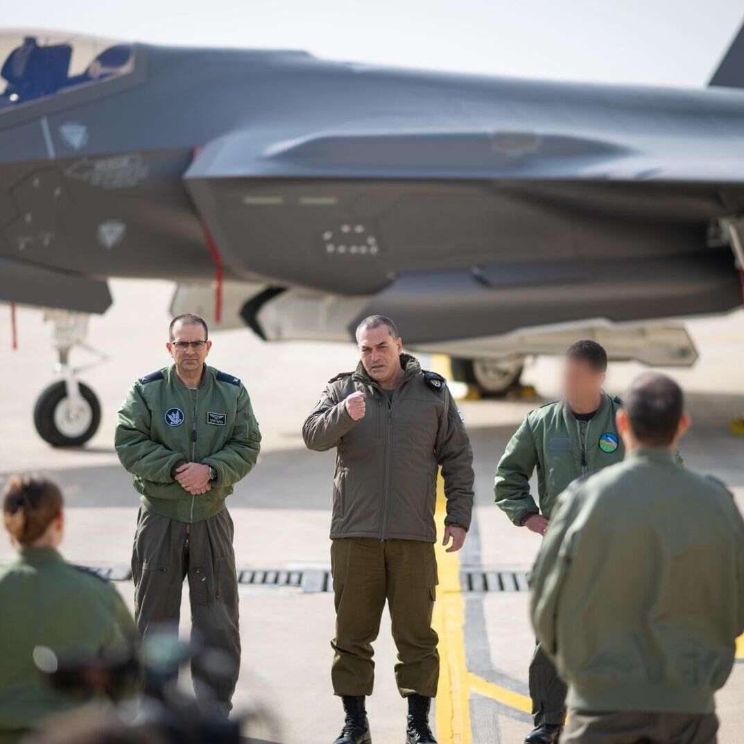 הרמטכ"ל עם הטייסים בבסיס נבטים, וברקע - מטוס ה"אדיר" | דובר צה"ל