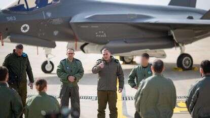 הרמטכ"ל עם הטייסים בבסיס נבטים, וברקע - מטוס ה"אדיר" | דובר צה"ל