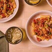 ריגטוני ברוטב עגבניות עם טונה וזיתים. | לורן בולבין/הוושינגטון פוסט