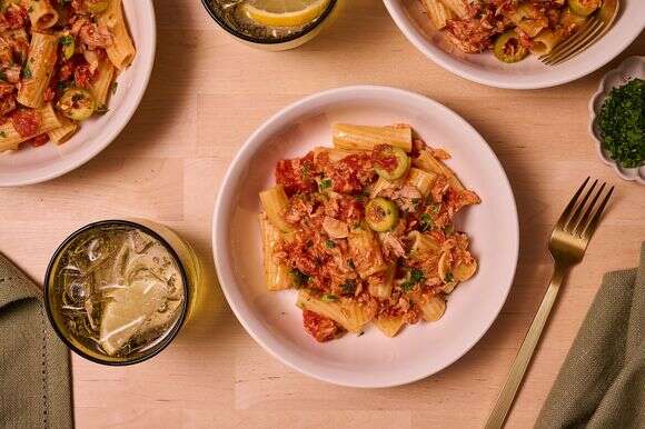 ריגטוני ברוטב עגבניות עם טונה וזיתים. | לורן בולבין/הוושינגטון פוסט