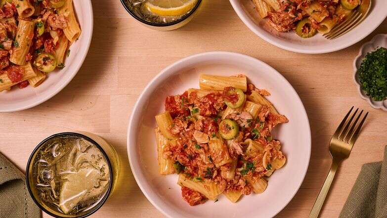 ריגטוני ברוטב עגבניות עם טונה וזיתים. | לורן בולבין/הוושינגטון פוסט ריגטוני ברוטב עגבניות עם טונה וזיתים. | לורן בולבין/הוושינגטון פוסט