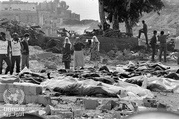 הטבח בסברה ושתילה, 1982 | צלם בלתי ידוע, ארכיון אונר"א (באדיבות ויקיפדיה)