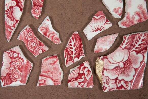 גילה מילר לפידות, פרט מתוך אחת התיבות במיצב "מגרות זיכרון". תיבות חמר, רדי מייד ואקריליק זהב, 2019 | הילה כרמל