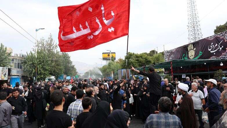 מוסלמים שיעים 
בתהלוכת הצ'הלום השנתית לכבודו של האימאם חוסיין בן־עלי, טהרן | איי.אף.פי