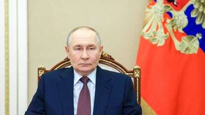 נשיא רוסיה ולדימיר פוטין עומד בראש פגישה עם חברי ממשלה באמצעות שיחת וידאו בקרמלין במוסקבה | EPA/VYACHESLAV PROKOFYEV/SPUTNIK/KREMLIN / POOL