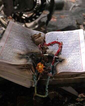 ספרי דת שרופים בתוך מסגד בהשתי שניזוק במהלך מחאות ציבוריות אחרונות בטהרן | אטא קנרה / AFP