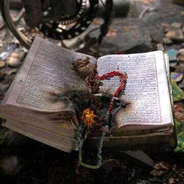 ספרי דת שרופים בתוך מסגד בהשתי שניזוק במהלך מחאות ציבוריות אחרונות בטהרן | אטא קנרה / AFP ספרי דת שרופים בתוך מסגד בהשתי שניזוק במהלך מחאות ציבוריות אחרונות בטהרן | אטא קנרה / AFP