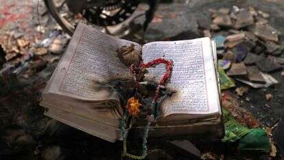 ספרי דת שרופים בתוך מסגד בהשתי שניזוק במהלך מחאות ציבוריות אחרונות בטהרן | אטא קנרה / AFP