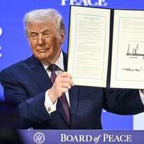 נשיא ארה"ב טראמפ חותם על כתב האמנה של "מועצת השלום" בראשותו | AFP