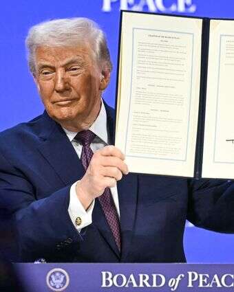 נשיא ארה"ב טראמפ חותם על כתב האמנה של "מועצת השלום" בראשותו | AFP