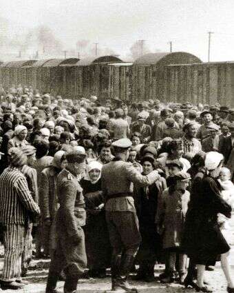 יום העבודה החל בארבע בבוקר. אסירים במחנה ההשמדה אושוויץ | גטי אימג'ס