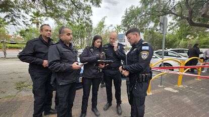 שוטרי תחנת זבולון לאחר האירוע | דוברות המשטרה שוטרי תחנת זבולון לאחר האירוע | דוברות המשטרה