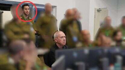 שמואלביץ' מאחורי שר הביטחון גלנט בתחילת המלחמה | דובר צה"ל שמואלביץ' מאחורי שר הביטחון גלנט בתחילת המלחמה | דובר צה"ל