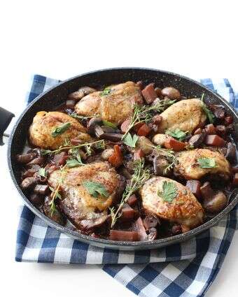 עוף ביין אדום: הקלאסיקה הצרפתית שעובדת גם באמצע השבוע | אפרת ליכטנשטט