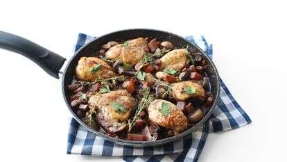 עוף ביין אדום: הקלאסיקה הצרפתית שעובדת גם באמצע השבוע | אפרת ליכטנשטט